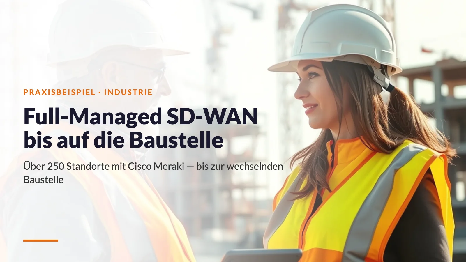 Zwei Ingenieure mit Schutzhelmen im Gespräch auf einer Baustelle